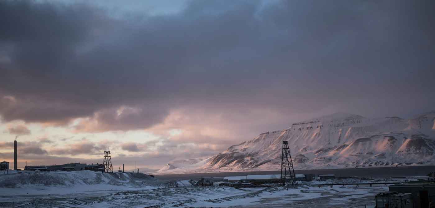 spitzerbergen svalbard experts svalbard tour expedition northern lights aurora borealis polar bear snow polar night polar summer penguin antarctica snowmobile ice cave husky dog sled russia russian finland sweden seed vault svalbard walking tours hike longyearbyen pyramiden east cost poli arctici visit svalbard